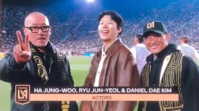 배우 하정우가 파격적인 삭발로 변신한 모습이 포착됐다. /사진=류준열 인스타그램