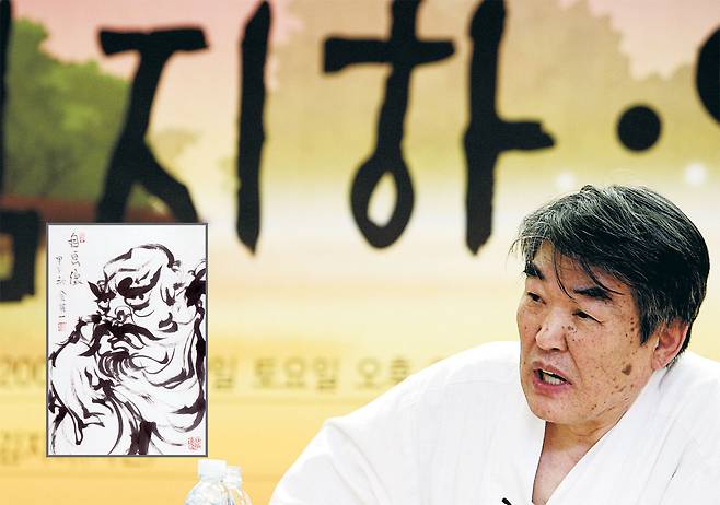 김지하가 지난 2007년 9월 서울 광화문 교보빌딩에서 열린 문학행사에 초청됐을 때의 모습. 왼쪽은 그가 ‘자화상’이라는 제목으로 2014년에 그린 달마도. 연합뉴스·쿨투라 제공