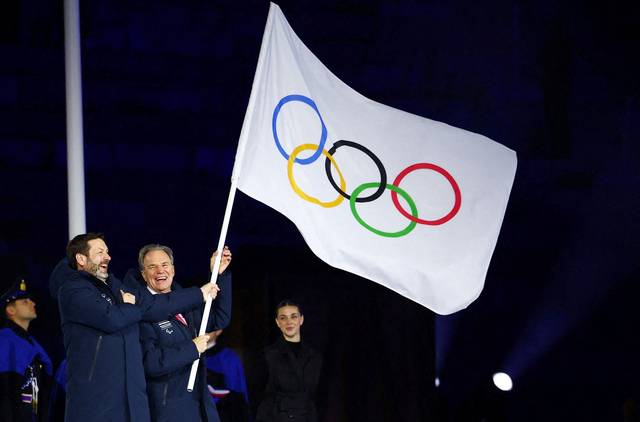 2030 알프스동계올림픽을 개최하는 프랑스의 파브리스 팬쿠키(왼쪽 두 번째부터) 오베르뉴론알프 지역의회 의장과 르노 뮈젤리에 프로방스알프코트다쥐르 지역의회 의장이 23일 오전(한국시간) 이탈리아 베로나 아레나에서 열린 2026 밀라노·코르티나동계올림픽 폐회식에서 오륜기를 받아 흔들고 있다. 로이터 연합뉴스