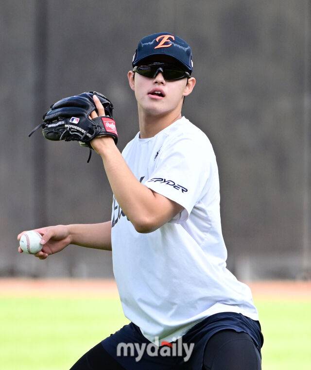 2025년 10월 24일 오후 대전한화생명볼파크에서 열린 '2025 신한 SOL BANK KBO 포스트 시즌' 삼성 라이온즈와 한화 이글스의 플레이오프(PO) 5차전 경기. 한화 문동주가 훈련을 하고 있다./마이데일리