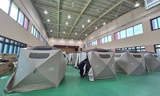 경남 함양군 유림면어울림체육관에 마련된 산불 피해 이재민 텐트가 설치돼 있다. 독자 제공