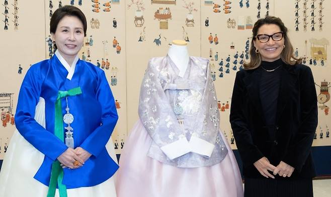 다시우바 여사에게 한복 선물하는 김혜경 여사 - 김혜경 여사가 23일 청와대에서 루이스 이나시우 룰라 다시우바 브라질 대통령과 함께 국빈 방한한 호잔젤라 다시우바 여사에게 맞춤전통한복을 선물한 뒤 기념촬영하고 있다. 연합뉴스