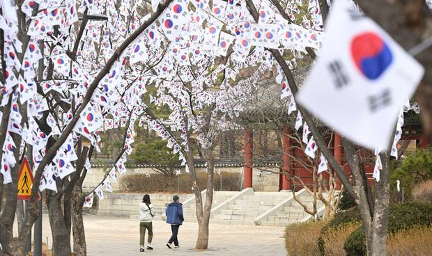 3·1절을 앞두고 22일 서울 용산구 효창공원에 태극기들이 걸려 있다. 연합뉴스