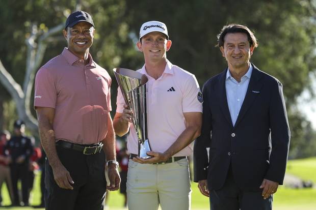 제이컵 브리지먼(가운데)이 22일(현지 시간) 미국 캘리포니아주 로스앤젤레스 리비에라 컨트리클럽에서 끝난 PGA 투어 제네시스 인비테이셔널에서 우승한 뒤 타이거 우즈(왼쪽), 호세 무뇨스(오른쪽) 현대차 대표이사 사장과 포즈를 취하고 있다. EPA연합뉴스