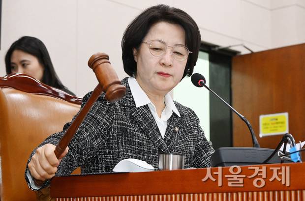 추미애 국회 법제사법위원장이 23일 국회에서 열린 법사위 전체회의에 상법 일부 개정법률안(3차 상법 개정안)과 사면법 일부 개정법률안(사면법 개정안)을 상정하며 의사봉을 두드리고 있다. 오승현 기자