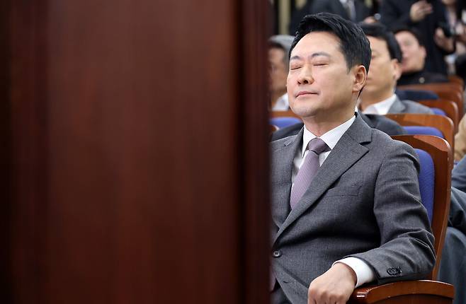 장동혁 국민의힘 대표가 23일 국회에서 열린 의원총회에서 눈을 감고 송언석 원내대표의 발언을 경청하고 있다. ⓒ 연합뉴스