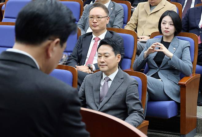 장동혁 국민의힘 대표(좌석 맨 앞)와 배현진 의원(장 대표 뒤)이 23일 국회에서 열린 의원총회에서 송언석 원내대표의 발언을 경청하고 있다. ⓒ연합뉴스