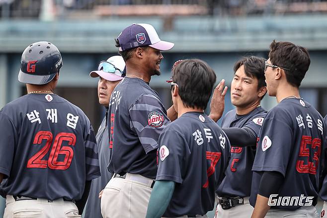 롯데 외국인 투수 엘빈 로드리게스가 22일 난고 스타디움서 열린 세이부와 연습경기에 등판한 뒤 동료들과 손뼉을 마주치고 있다. 사진제공|롯데 자이언츠