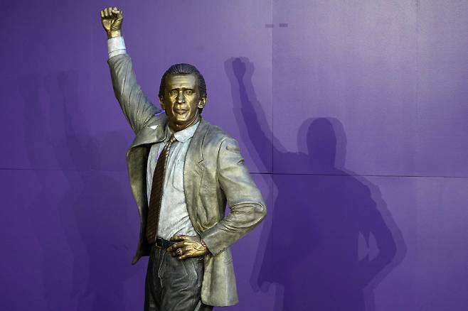 크립토닷컴 아레나 외부 스타 플라자에 설치된 팻 라일리 전 LA 레이커스 감독의 동상. 로스앤젤레스 | Imagn Images연합뉴스