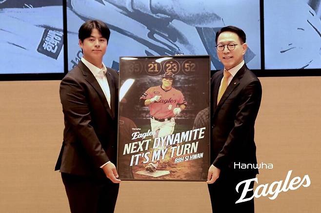 ▲ 한화는 “22일 팀의 간판 타자 노시환과 비FA 다년계약을 체결했다”고 23일 공식 발표했다. 계약 조건은 2027시즌부터 2037시즌까지 계약기간 11년에 옵션 포함 총액 307억원으로, 이는 FA 계약과 비FA 다년계약을 통틀어 KBO리그 역대 최장기이자 최대 규모 계약이다. ⓒ한화 이글스