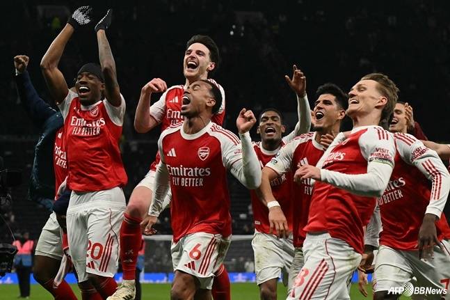 아스널이 23일(한국시간) 영국 런던의 토트넘 홋스퍼 스타디움에서 열린 2025~2026 잉글랜드 프리미어리그(EPL) 27라운드에서 토트넘 홋스퍼를 이기고 세리머니하고 있다. /AFPBBNews=뉴스1