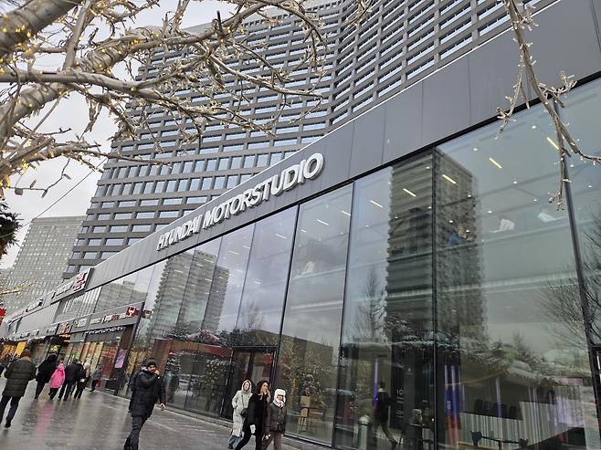 모스크바 번화가의 현대차 전시관 (모스크바=연합뉴스) 최인영 특파원 = 러시아 모스크바 번화가 노비 아르바트에 위치한 현대모터스튜디오의 외관. 2026.2.23 abbie@yna.co.kr (끝)