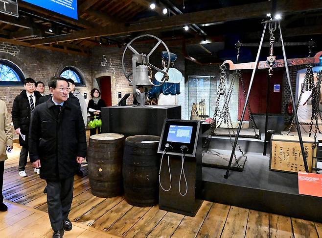 ▲ 유정복 인천시장이 지난 23일(현지시각) 영국 카나리 워프 런던 도크랜드 박물관에서 전시물을 살펴보고 있다. /사진제공=인천시