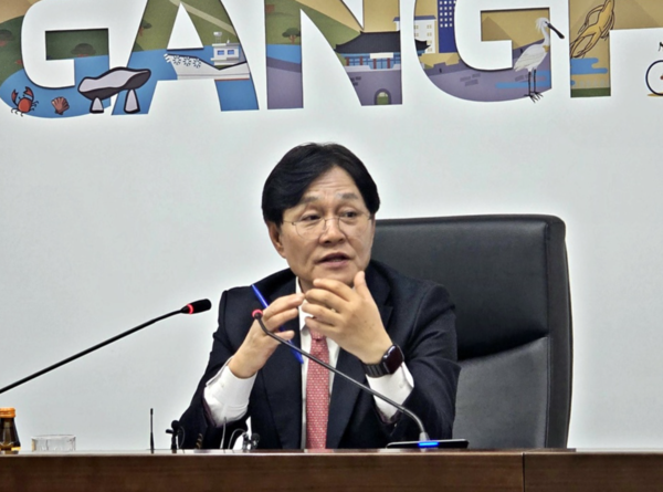 강화연결 전철 신설을 제2차 인천도시철도망 구축계획에 반영할 것을 공식 촉구하는 박용철 강화군수 <김혁호 기자 kimhho2@kihoilbo.co.kr>