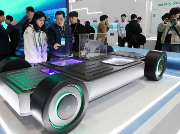 지난해 3월 5일 서울 삼성동 코엑스에서 열린 ‘인터배터리 2025’ 전시부스에서 참관객들이 전시물을 살펴보고 있다. (사진=이데일리 김태형 기자)