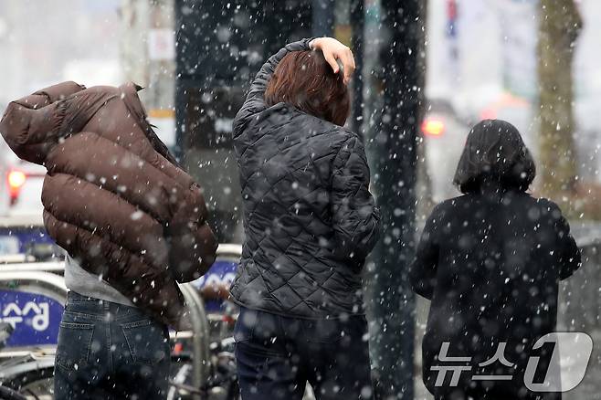 24일 오후 대구 수성구 대구은행네거리 인근에 갑작스레 많은 눈이 내리자, 우산을 준비하지 못한 시민들이 발걸음을 재촉하고 있다. 2026.2.24 ⓒ 뉴스1 공정식 기자