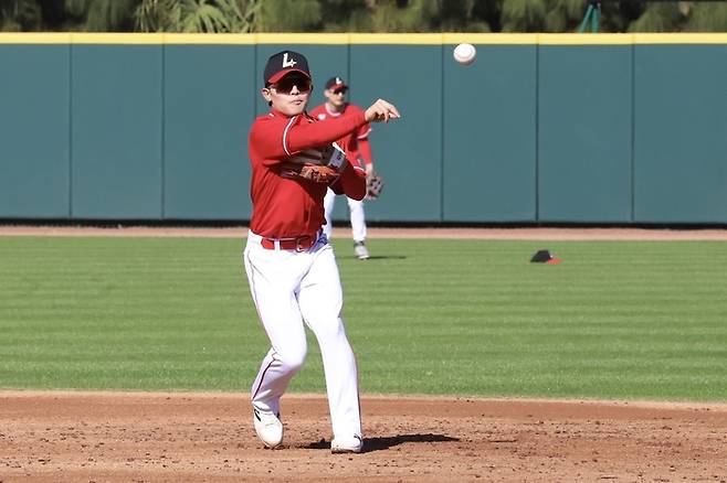 SSG 정준재가 미국 플로리다 스프링캠프에서 수비 훈련을 소화하고 있다. 사진 | SSG 랜더스