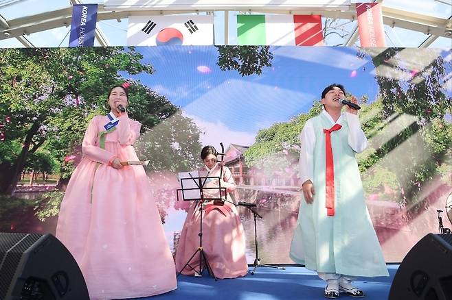전북도립국악원이 2026 밀라노·코르티나 동계올림픽 기간 동안 빌라 네키 캄필리오에 마련된 ‘코리아 하우스’에서 공연을 펼치고 있다. 사진 | 대한체육회