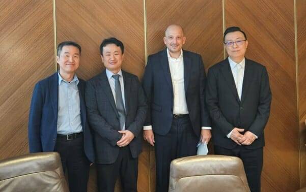 (왼쪽부터) 권혁일 네이버 공동창업자 겸 이오그라운드 대표, 한상영 네이버클라우드 글로벌 DX&이노베이션 전무, 데이비드 에임 로이드 캐피탈 CIO, 이상윤 블룸테크놀로지 대표(이미지=블룸테크놀로지)