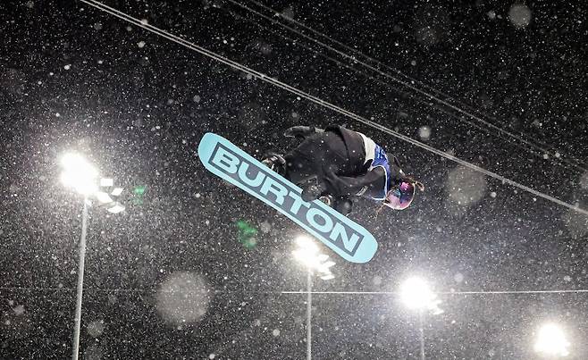 스노보드 최가온이 12일(현지시간) 이탈리아 리비뇨 스노파크에서 열린 2026 밀라노·코르티나담페초 동계올림픽 스노보드 여자 하프파이프 결선 1차전 경기를 펼치고 있다. 이날 최가온은 1,2차 경기에서 넘어진 후 3차 시기에 90.25점을 받아 단독 1위에 올라서 금메달을 획득했다./사진=뉴스1