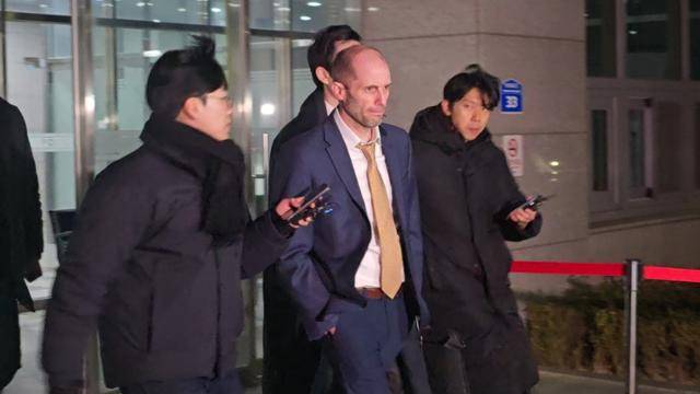 해롤드 로저스 한국 쿠팡 임시대표가 6일 마포 서울경찰청에서 국회 청문회 위증 혐의에 대한 고강도 조사를 받고 약 14시간여 만에 귀가했다. 연합뉴스