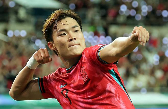 <yonhap photo-5630=""> 추가골 오현규의 세리머니 (서울=연합뉴스) 이동해 기자 = 14일 서울 마포구 서울월드컵경기장에서 열린 한국과 파라과이 축구 대표팀의 친선경기. 오현규가 추가골을 넣은 뒤 세리머니를 하고 있다. eastsea@yna.co.kr/2025-10-14 21:34:18/ 연합뉴스</yonhap>