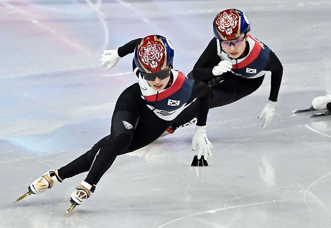 쇼트트랙 최민정과 김길리가 20일(현지시간) 이탈리아 밀라노 아이스스케이팅 아레나에서 열린 2026 밀라노 코르티나담페초 동계올림픽 쇼트트랙 여자 1500m 결승에서 레이스를 펼치고 있다. 김종호 기자
