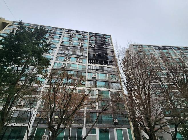 24일 오전 서울 강남구 은마아파트 8층 한 세대에서 화재가 발생했다. 이규림 기자
