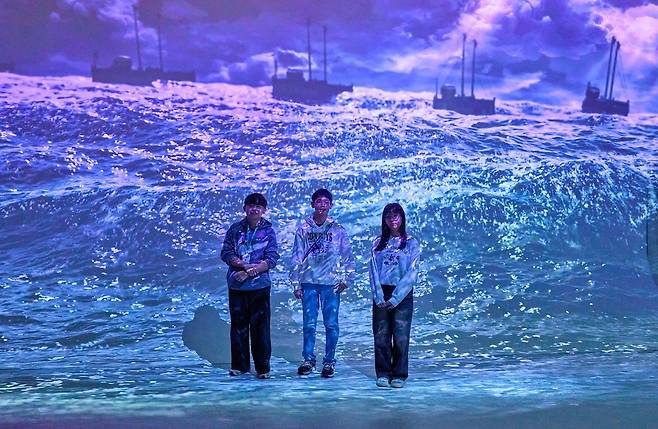 ‘우리들의 이순신’ 전시 도입부 실감 영상은 우리 바다에서의 전쟁에 임하는 이순신의 결의를 시각적으로 전달한다.