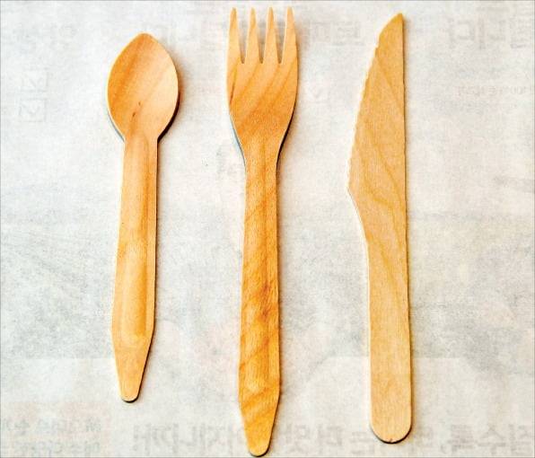 한국맥도날드가 2월 도입한 우드 커틀러리. /한국맥도날드 제공