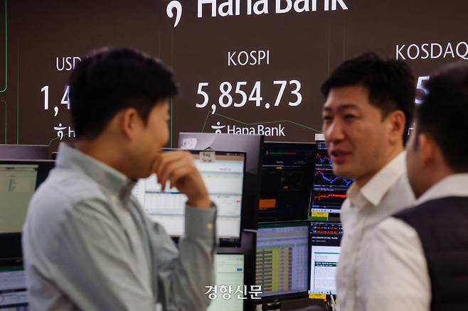 코스피 지수 6,000포인트의 기대감을 안고 장이 시작된 24일 서울 중구 하나은행 딜링룸에서 직원들이 업무를 보고 있다. 이날 코스피는 전날대비 0.13%오른 5853.48로 출발했다. 이준헌 기자