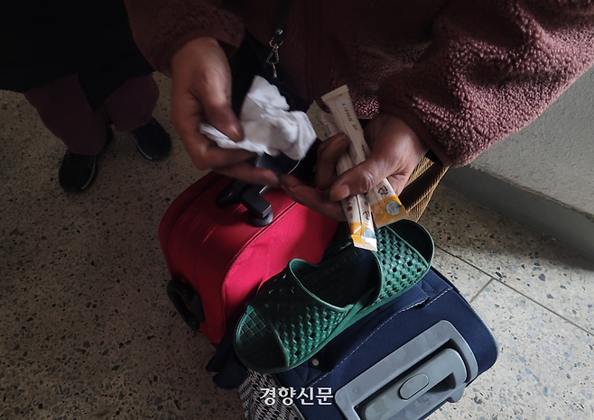 불이 난 세대 위층에 사는 주민 박모씨(79)는 통장과 집문서 등 귀중품만 급하게 챙겨 나왔다. 박씨의 손에 검은 그을음이 가득하다. 백민정 기자