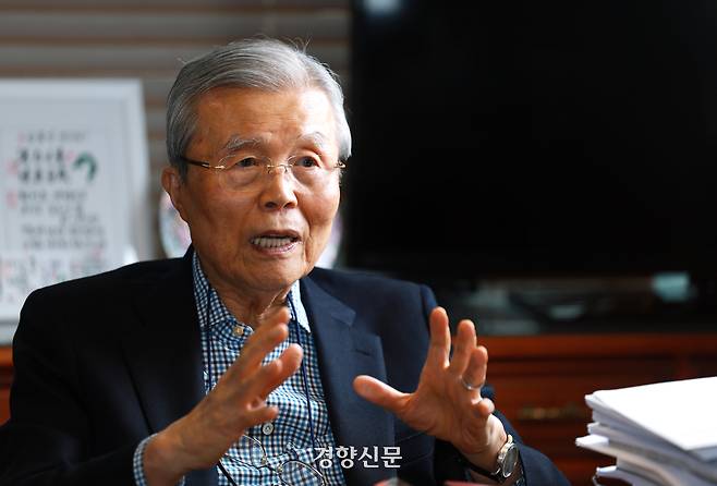 김종인 전 국민의힘 비대위원장이 24일 서울 종로구의 사무실에서 경향신문과 인터뷰 하고 있다. 정지윤 선임기자