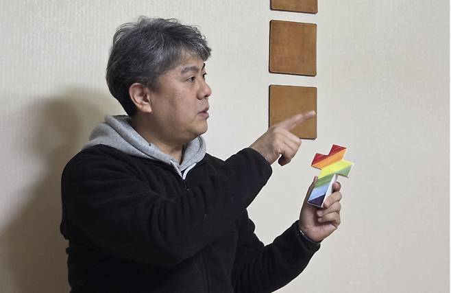 엄기봉 광주 옥합교회 목사가 무지개색으로 된 십자가를 들고 교회의 역할에 대해 설명하고 있다. 옥합교회는 3년 동안 성소수자 모임을 지원하고 있다.