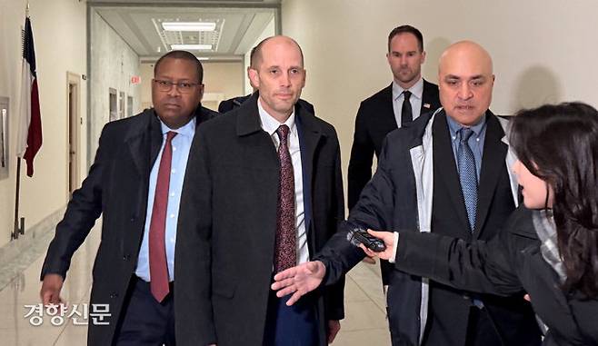 출석하는 로저스 해럴드 로저스 쿠팡 한국법인 임시 대표(가운데)가 23일(현지시간) 미국 워싱턴의 연방 하원 법사위 회의장에 비공개 증언을 하기 위해 들어서고 있다.