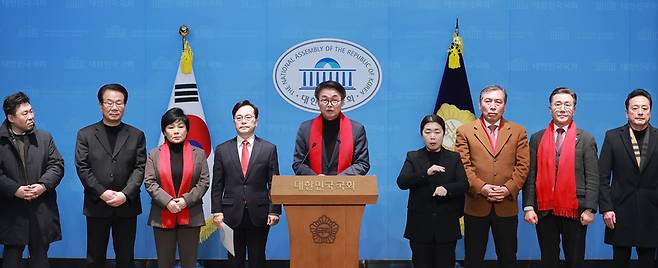 지난 3일 홍형선 국민의힘 원외당협위원장협의회 회장 직무대행과 원외당협위원장들이 조광환 최고위원의 의원총회 참석 논쟁 이후 국회 소통관에서 기자회견을 하고 있는 모습. / 사진 = 연합뉴스