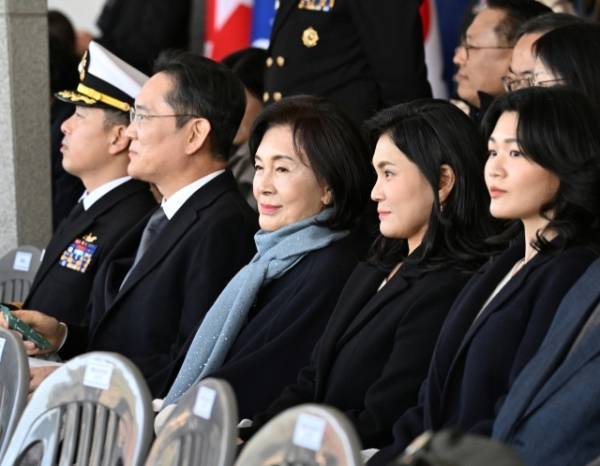 이재용 삼성전자 회장이 아들 이지호 해군 소위 임관식에 참석한 모습. 홍라희 리움미술관 명예관장과 이서현 삼성물산 사장도 함께 자리했다. 연합뉴스