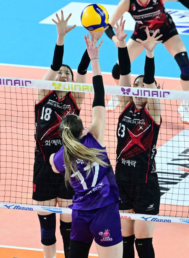 정관장 박여름이 블로킹으로 레베카의 공격을 차단하고 있다. / 한국배구연맹(KOVO)