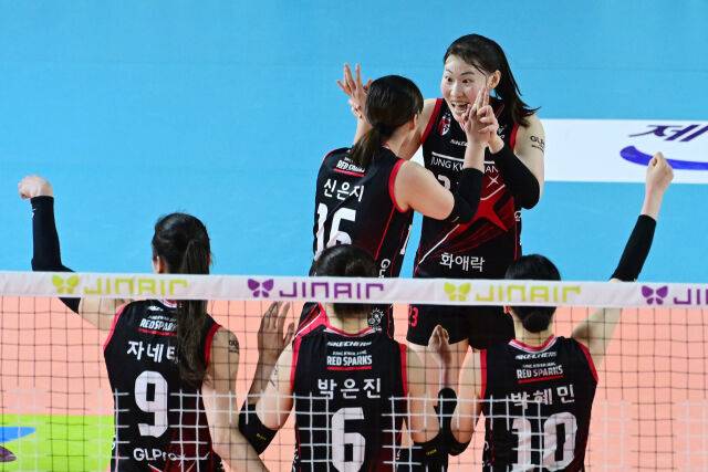 연속 득점을 올린 정관장 박여름이 신은지와 함께 기뻐하고 있다. / 한국배구연맹(KOVO)