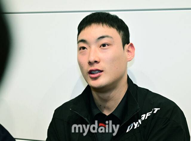 SSG 랜더스 최지훈이 19일 인천국제공항을 통해 2026시즌 1차 스프링 캠프 참석 차 미국 플로리다로 출국했다. 최지훈이 출국 전 인터뷰를 하고 있다./마이데일리