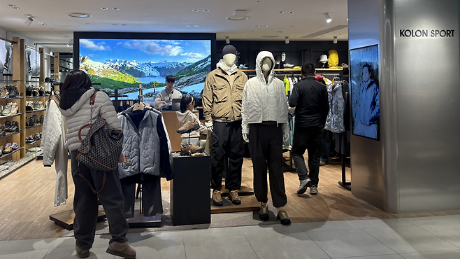 롯데백화점 본점 코오롱스포츠 매장에서 관광객들이 쇼핑하고 있다. 박연수 기자