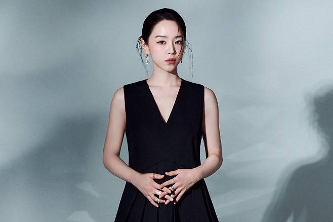 신혜선은 첫 넷플릭스 작품을 함께한 것에 대해 "촬영 현장에 간식 테이블이 정말 호화로웠다. 까닥 잘 못하면 배우들을 살찌울 수 있겠더라"며 "다른 나라 사람들도 쉽게 접근해서 볼 수 있는 무대를 만들어 준 것 같다. 너무 행복했다"고 밝혔다. 넷플릭스 제공