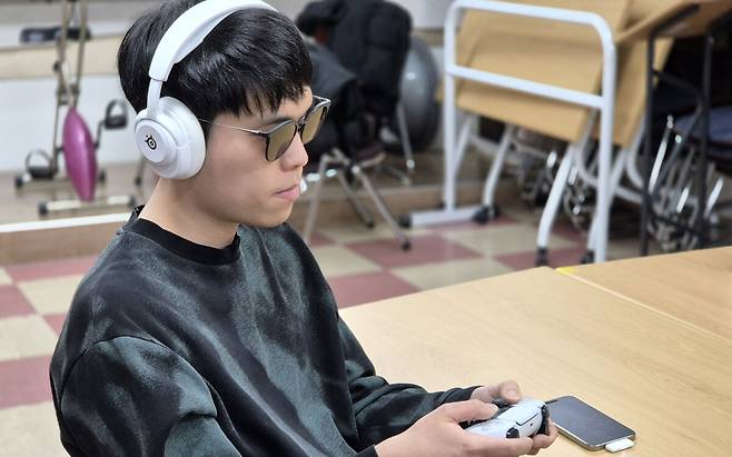 전맹 시각장애인 황인상(32)씨가 모니터 없이 헤드폰만 착용한 채 게임 ‘디아블로4’를 플레이 하고 있는 모습. 유경민 기자