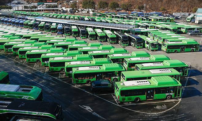 지난달 파업한 버스들로 채워진 서울 신정동 양천공영차고지. 세계일보 DB