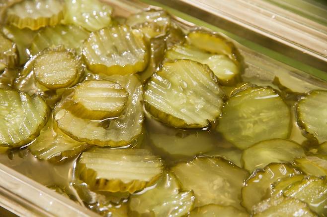 피클에 담긴 액체는 단순한 물이 아니라 산도와 염도가 맞춰진 절임 용액으로, 다양한 요리에 활용할 수 있다. 게티이미지뱅크