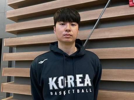 인터뷰하는 남자 농구대표팀 ‘에이스’ 이현중 - 인터뷰하는 남자 농구대표팀 ‘에이스’ 이현중 (영종도=연합뉴스) 오명언 기자 = 남자 농구대표팀 ‘에이스’ 이현중이 24일 인천국제공항에서 인터뷰하고 있다. 2026.2.24 coup@yna.co.kr (끝)