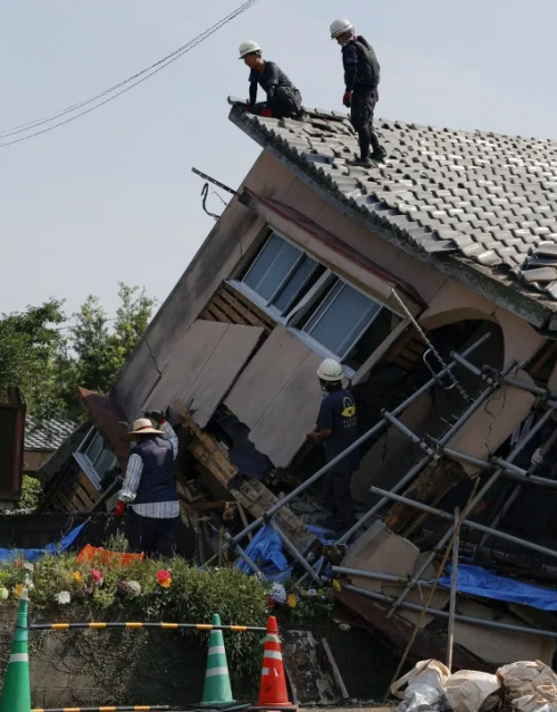 2024년 8월 9일 일본 남서부 가고시마현 오사키 마을에서 지진으로 무너진 주택에서 구조대원들이 작업을 하는 모습. 교도 로이터 연합뉴스