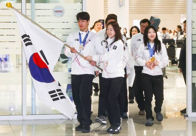 밀라노 동계올림픽 출전 선수단 귀국 - 2026 밀라노·코르티나담페초 동계 올림픽에 출전했던 쇼트트랙 최민정과 황대헌, 김길리 등 선수단이 24일 인천국제공항 제2여객터미널을 통해 귀국하고 있다. 2026.2.24 뉴시스