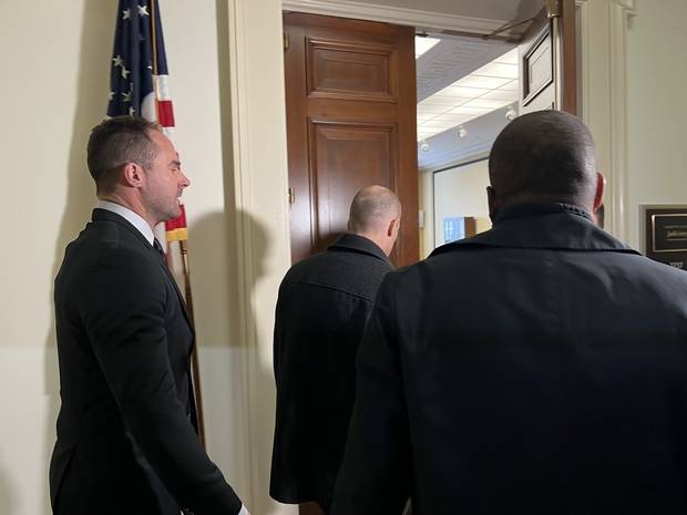 해롤드 로저스(가운데) 쿠팡 한국법인 임시대표가 23일(현지 시간) 미 워싱턴DC 연방의회에서 하원 법사위 증언을 위해 출석하고 있다. 이태규 특파원