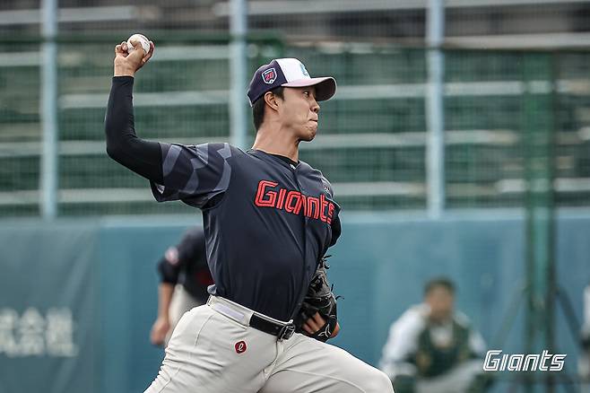 롯데 윤성빈이 22일 난고스타디움서 열린 세이부전서 역투하고 있다. 사진제공|롯데 자이언츠
